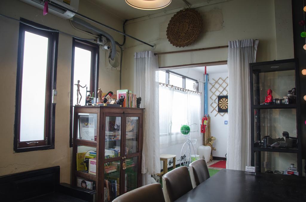 Bed And Butler Hostel Bangkok Exterior photo