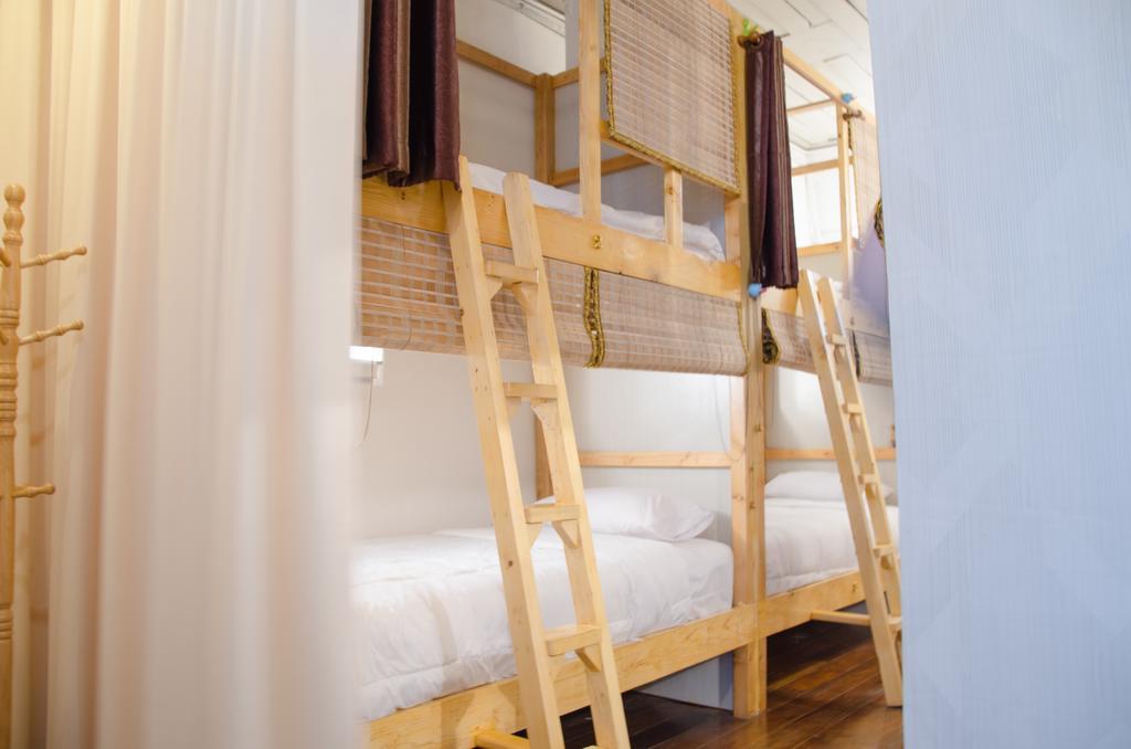 Bed And Butler Hostel Bangkok Room photo
