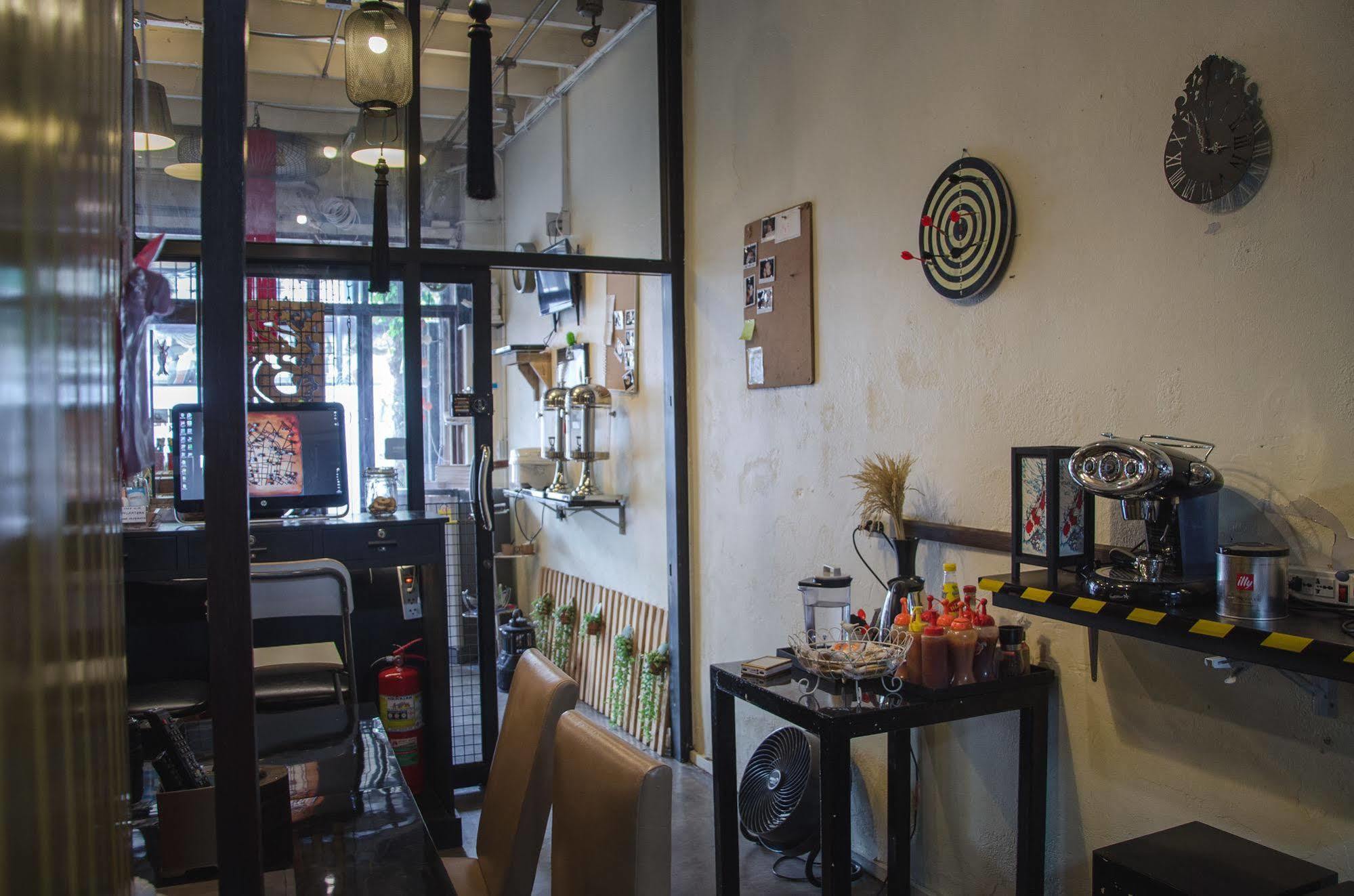Bed And Butler Hostel Bangkok Exterior photo
